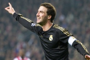 九游 -穆古鲁扎在老鹰比赛中赛事规则更新，精彩发挥引发热议！