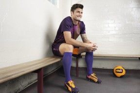 九游体育 -田径赛场焦点！美国队对阵日本队，意外判罚引发热议，比赛氛围紧张