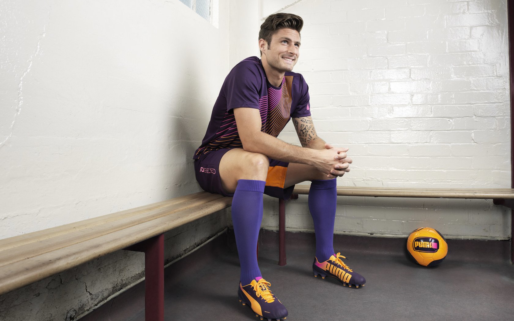 田径赛场焦点!美国队对阵日本队,意外判罚引发热议,比赛氛围紧张